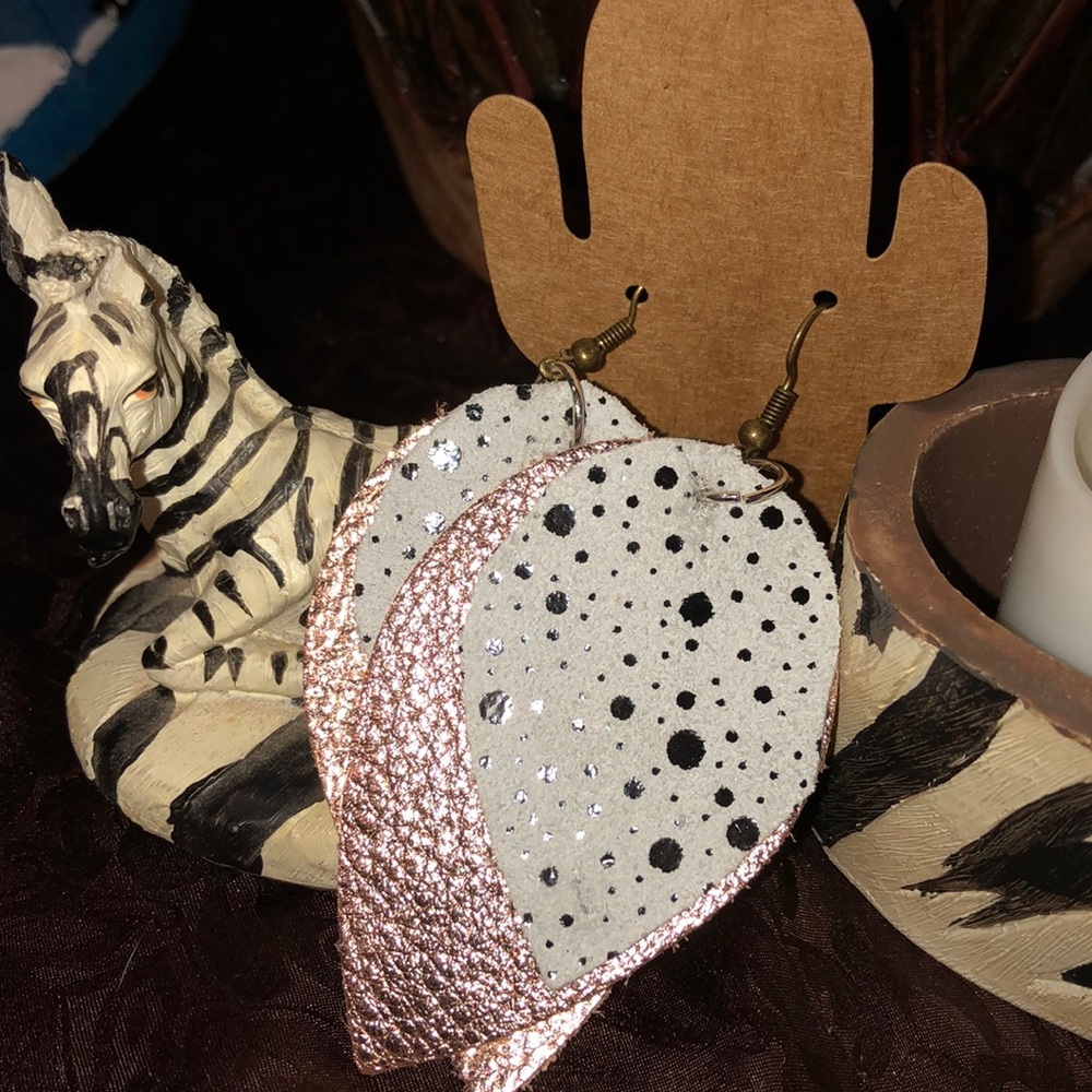 Pink polkadots leather earrings